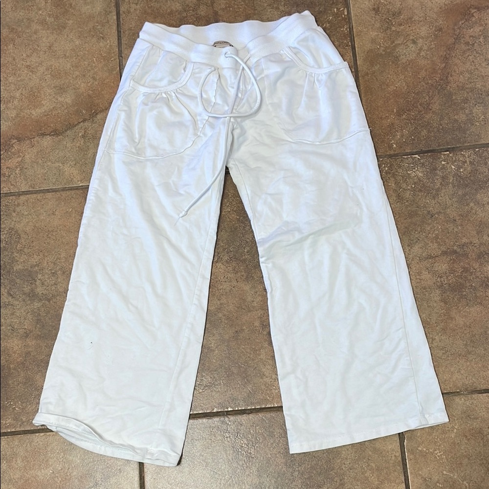 Comfy White Capris by [Brand]